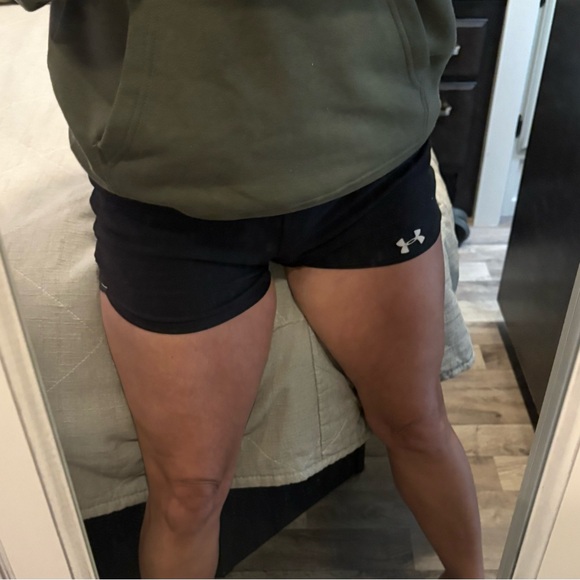 Well Worn WARM Under Armour Women's Workout Black Shorts - Picture 7 of 11